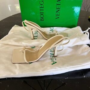 Bottega Veneta Size 35 Off White Leather Strappy Sandals NEW